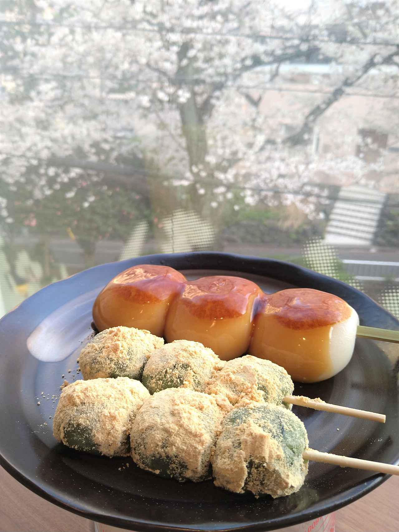 画像: 京都大原三千院畔 玄印 「うっかり団子 大きめみたらし」(写真奥)1本/¥400(税込),2本/¥720(税込) 「うっかり団子 よもぎ」(写真手前)*「あん」もあります(写真は「きなこ」)