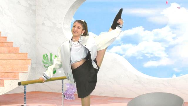 画像: チアガール風衣装でトーク 「前から1度、チアガールをやってみたかった」 得意のY字バランスで美脚披露!