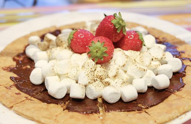 画像: チョコ&ストロベリーのスモア風クリスピーパイ