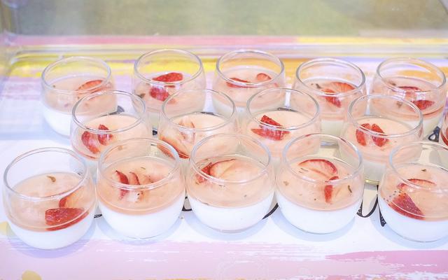 画像: ストロベリーと桜のパンナコッタ