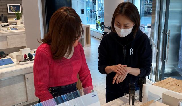画像: 体験の際もスタッフが丁寧に説明してくれます。もちろん、試用した商品はひとつひとつアルコールで消毒しています