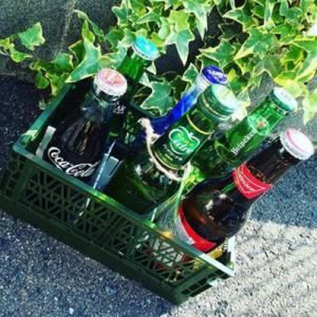 画像: コンテナの中を仕切って飲み物の収納ケースに!