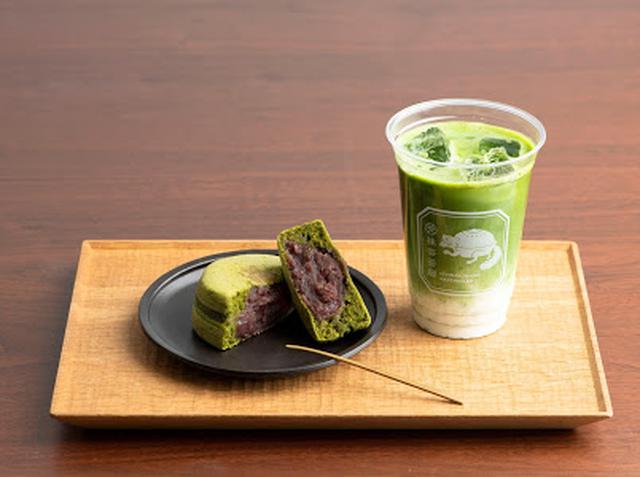 画像: 〈左〉抹茶の今川焼(あずき粒あん、抹茶カスタード) ■価格:172円(税込) 〈右〉抹茶ラテ(Sサイズ) ■価格:410円(価格)