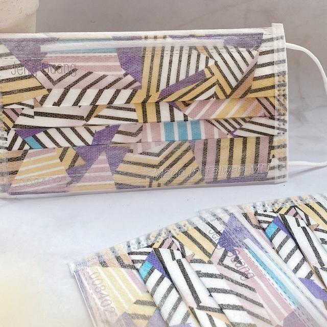 画像: トライアングルジオメトリーシリーズ/各30枚入り/大人・子ども用 jp.pinkoi.com