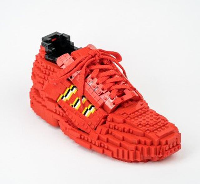 画像2: adidas OriginalsとレゴグループがZX 8000 LEGOコレクションを発表