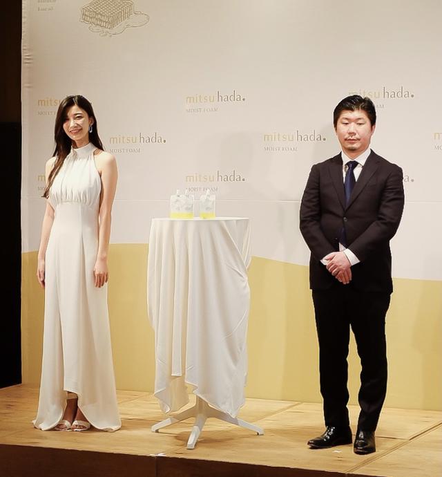 画像: (左)タレント・女優 小倉ゆうかさん (右)株式会社西麻布美顔ラボ 開発担当者 篠木 隆秀氏