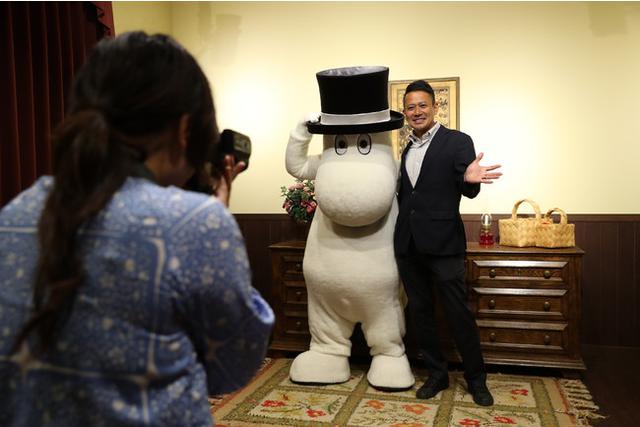 画像1: ムーミンパパが写真スタジオに登場!