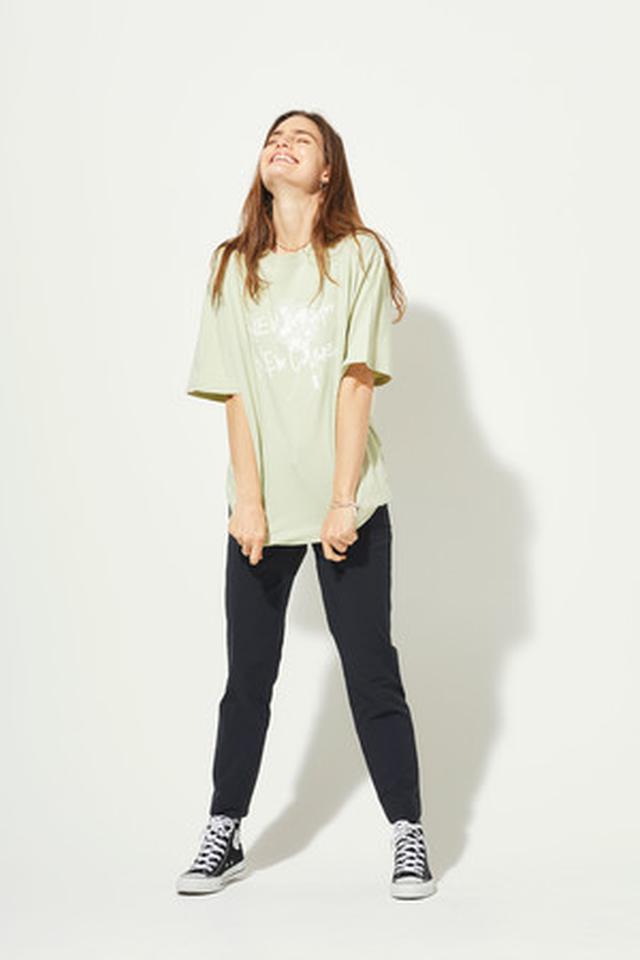 画像: 【koeコラボ】ビッグシルエットフラワープリントT¥3,500 ・テーパードパンツ¥7,590