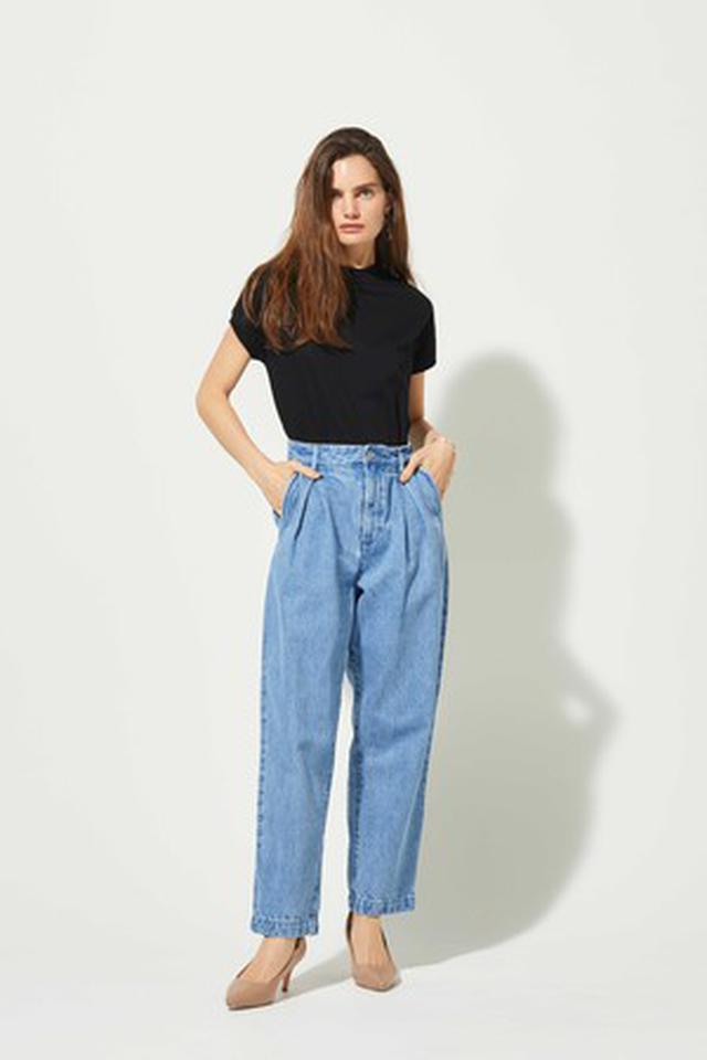 画像: 【koeコラボ】タックデニムパンツ¥6,490・モックネックTシャツ¥3,289