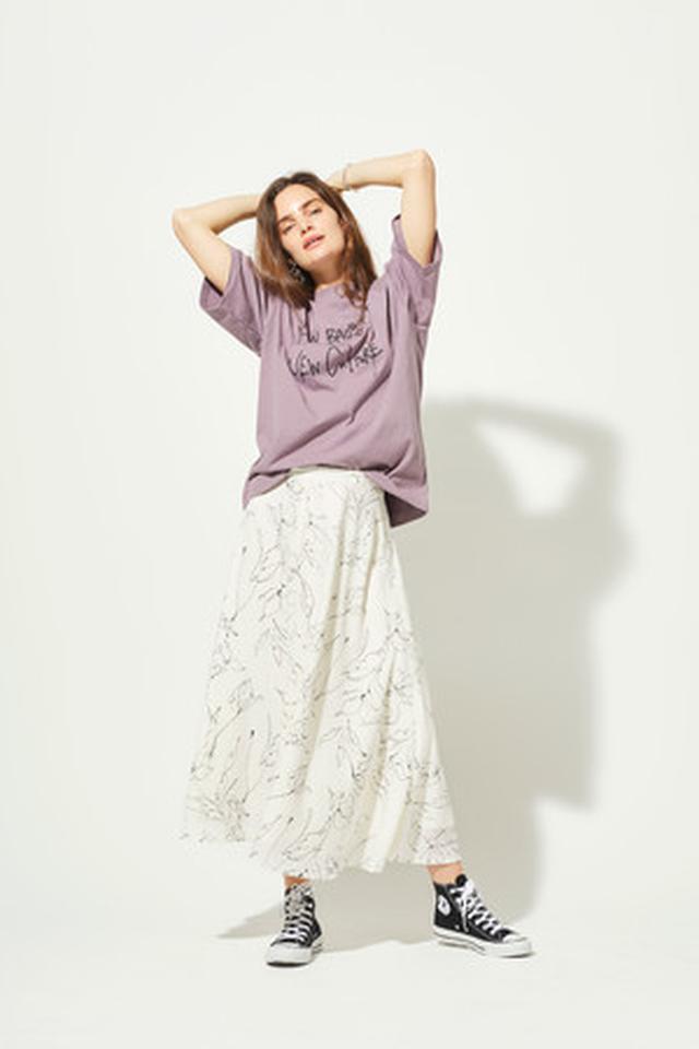 画像: 【koeコラボ】ビッグシルエットプリントT¥3,500・フレアースカート¥7,590