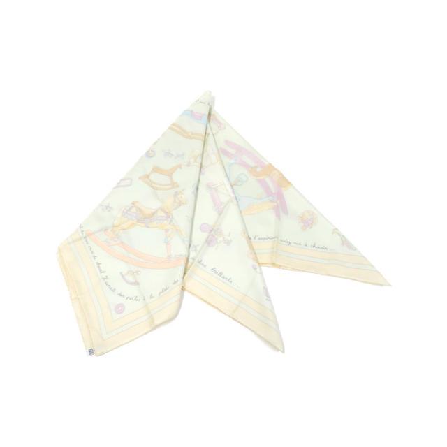 画像: 淡い色味のスカーフ