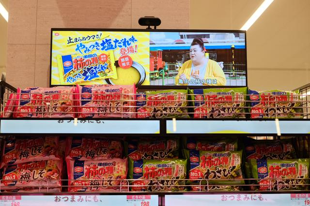 画像: 商品ラインナップと連動したシェルフサイネージ