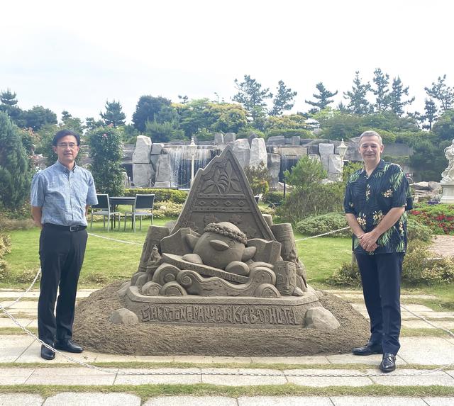 画像: (左)ハワイアン航空 日本支社 支社長 宍戸 隆哉氏 (右)シェラトン・グランデ・トーキョーベイ・ホテル 総支配人 リチャード・スタ氏