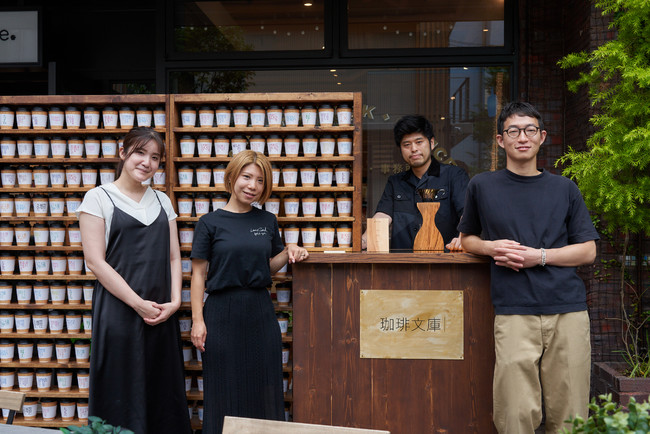 画像1: コーヒーカップに施された、まるで“飲む文庫本”。