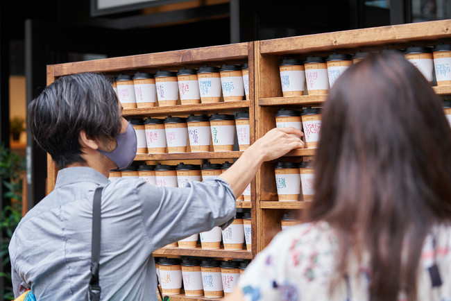 画像4: コーヒーカップに施された、まるで“飲む文庫本”。