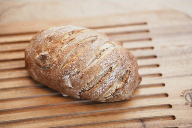 画像: ・全粒粉くるみクリチドライフルーツパン　680円（税込）