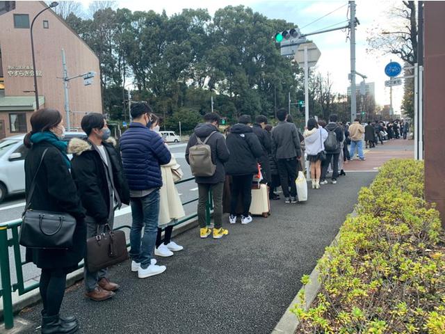 画像: お店から乃木坂駅付近まで続く行列