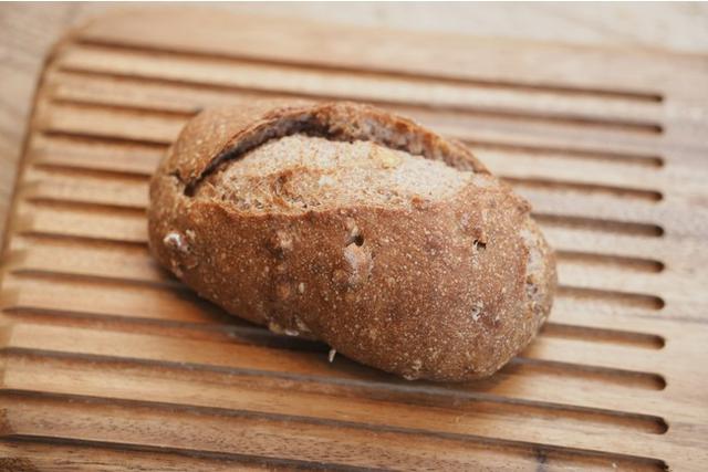 画像: ・全粒粉くるみクリチパン　420円（税込）