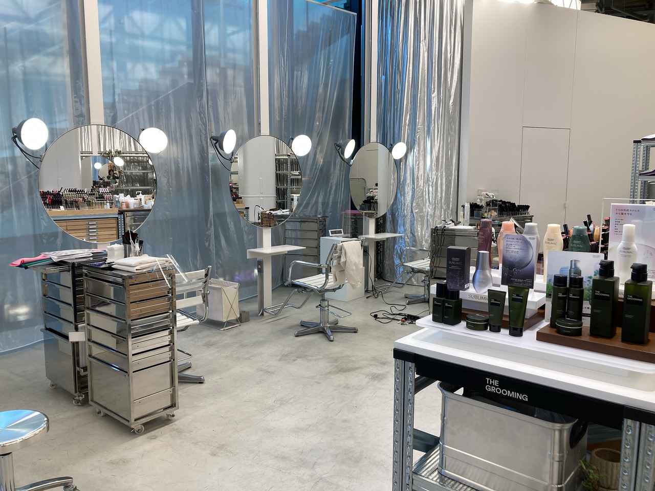 画像: バックステージ感溢れるサロンゾーン