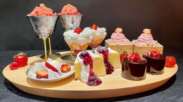 画像1: “自分で包むイチゴ大福”など全6品！イチゴづくしのスイーツフェアも開催中