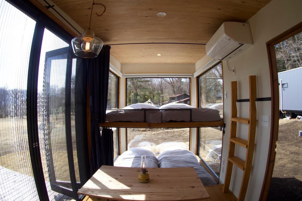 画像: ロフト式の寝室で、4名まで宿泊が可能