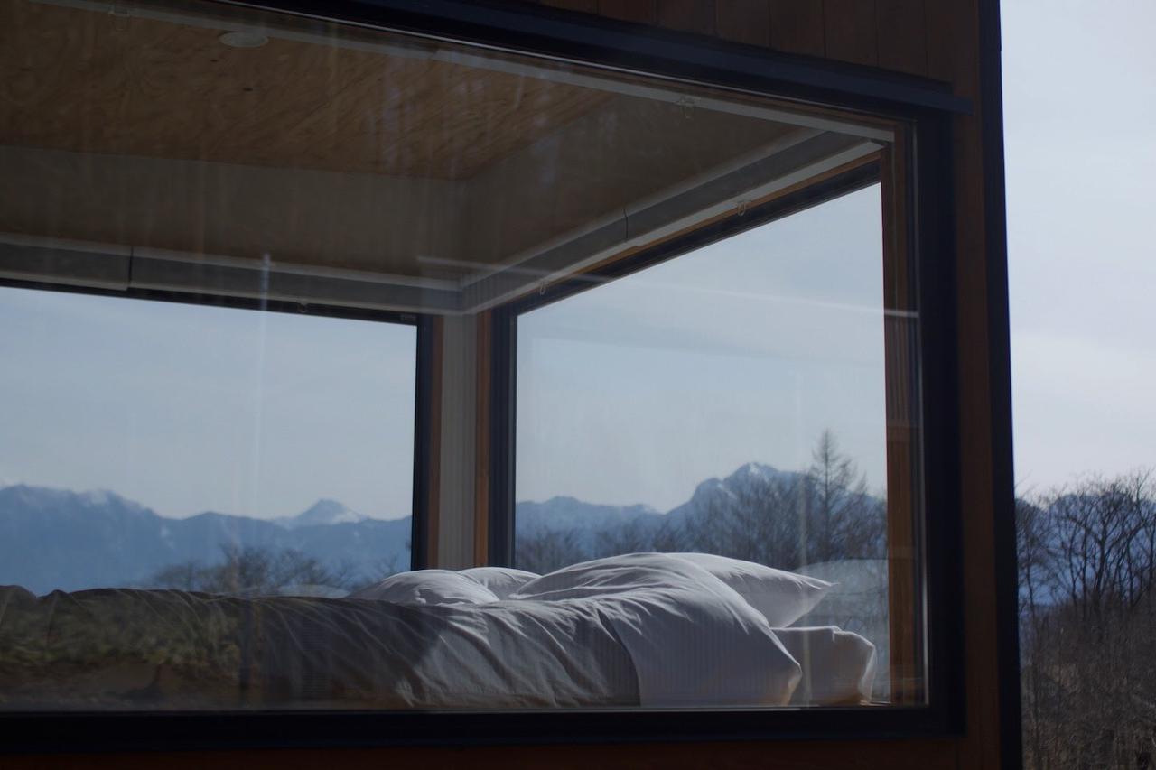 画像: 「どこでもタイニーホテル」の寝室から望む南アルプスの山々