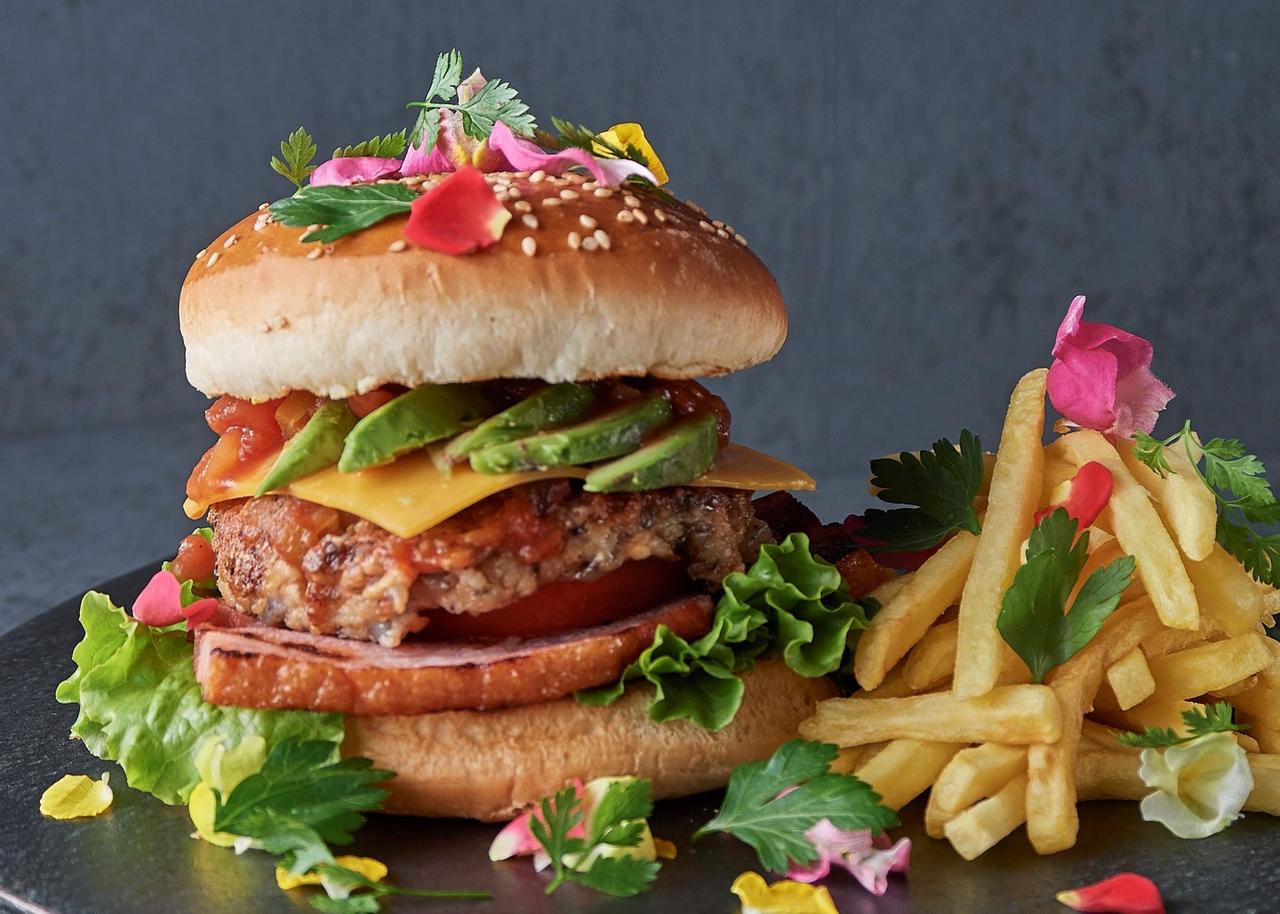 画像2: 健康志向の方にもおすすめ！野菜やチキン、大豆ミートを使った“ヘルシーバーガー”