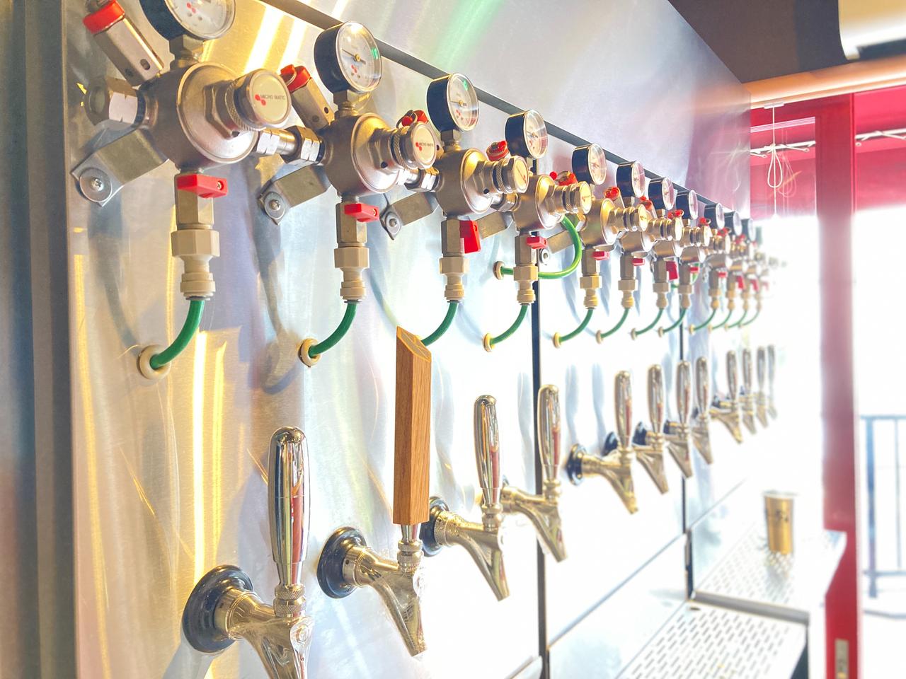 画像: お店に入ってまず目に入る、ズラリと並ぶクラフトビールのタップは圧巻!