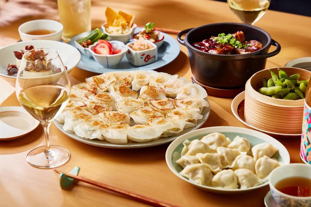 画像: 餃⼦とともに多彩な前菜や炊き込みご飯もお楽しみください