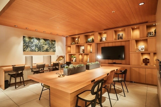 画像: ファーストキャビンでの過ごし方を提案する「CABIN magazine」も宿泊者の方に無料で配布します。ラウンジには、全席で無料Wi-Fi・電源を完備。仕切りのある個人ブースはWEB会議にも便利です。