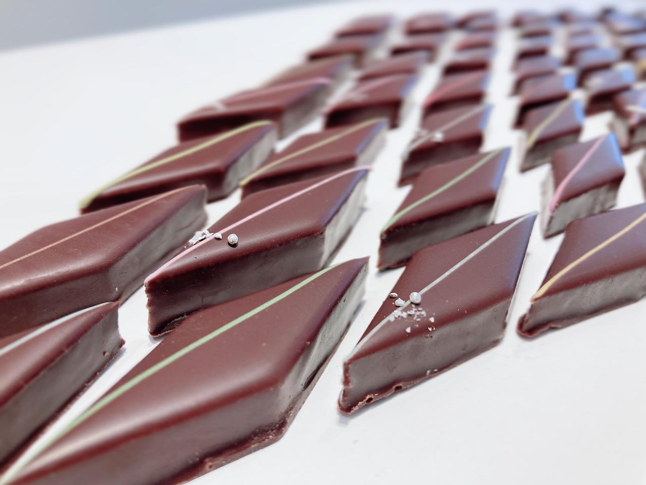 画像1: フランスの情景を浮かべる、ボンボンショコラ