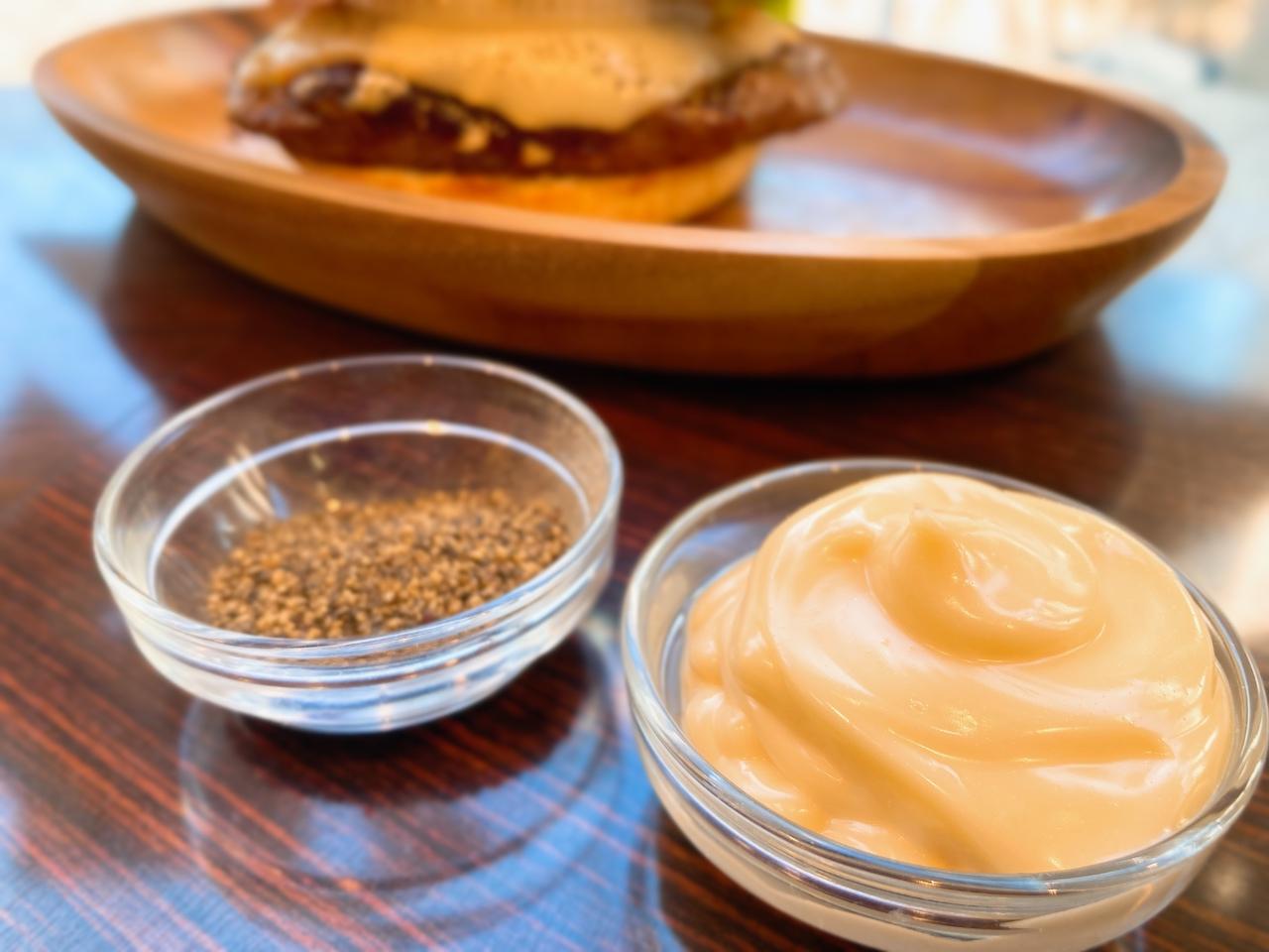 画像: 中に使われるペッパーとマヨネーズ※通常は別添えではありません