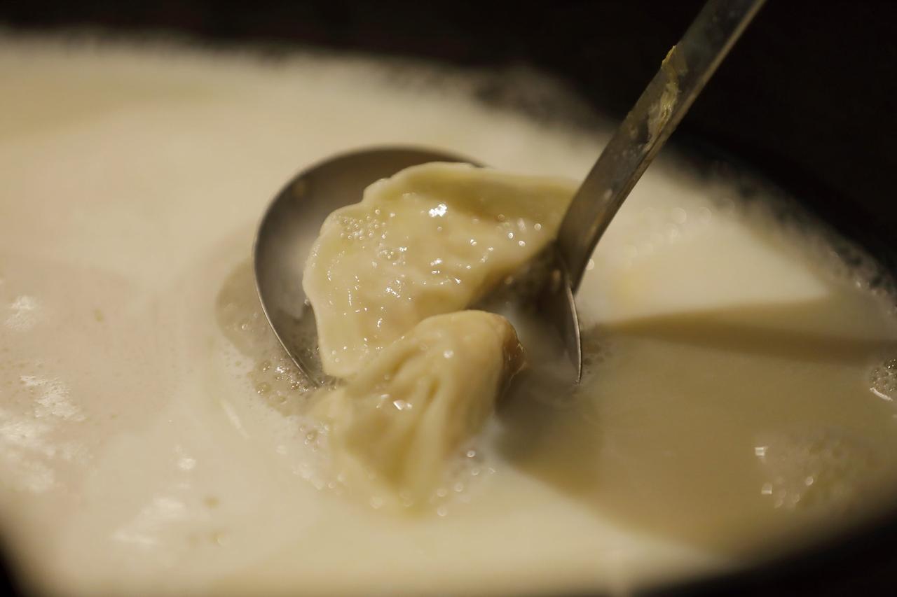 画像: 「豆乳出汁」で炊き上げたアツアツの水餃子を提供