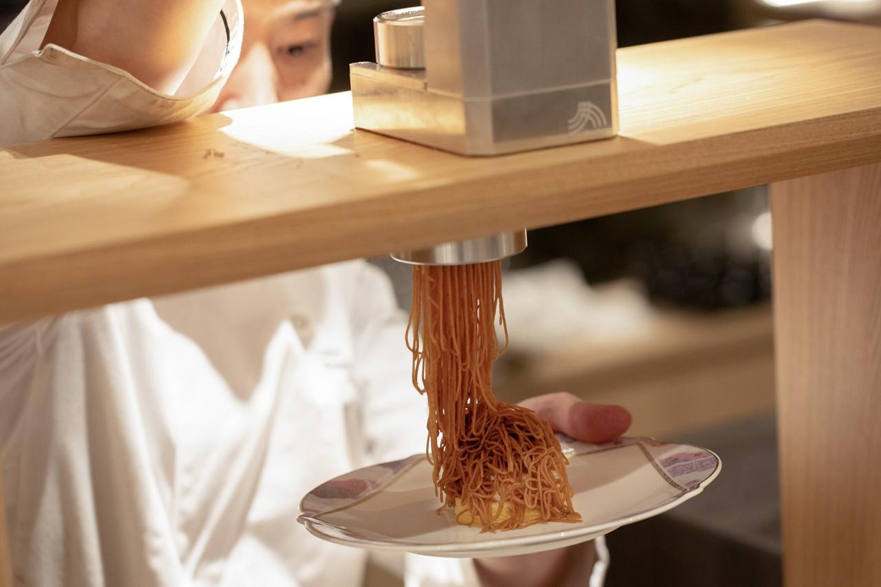 画像: シェフがその場で絞る「生絞りモンブラン」