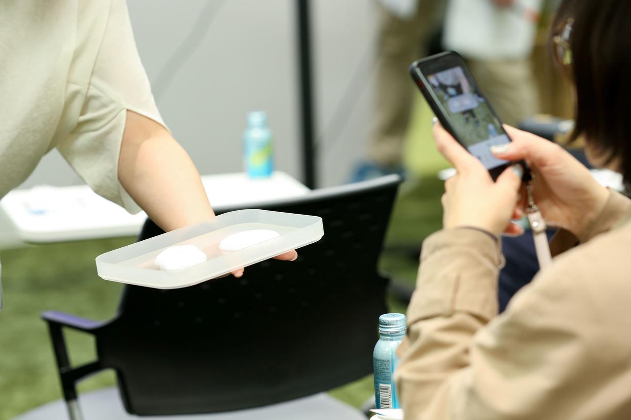 画像: 左が炭酸100％の高濃度炭酸泡。時間がたっても、へたりません