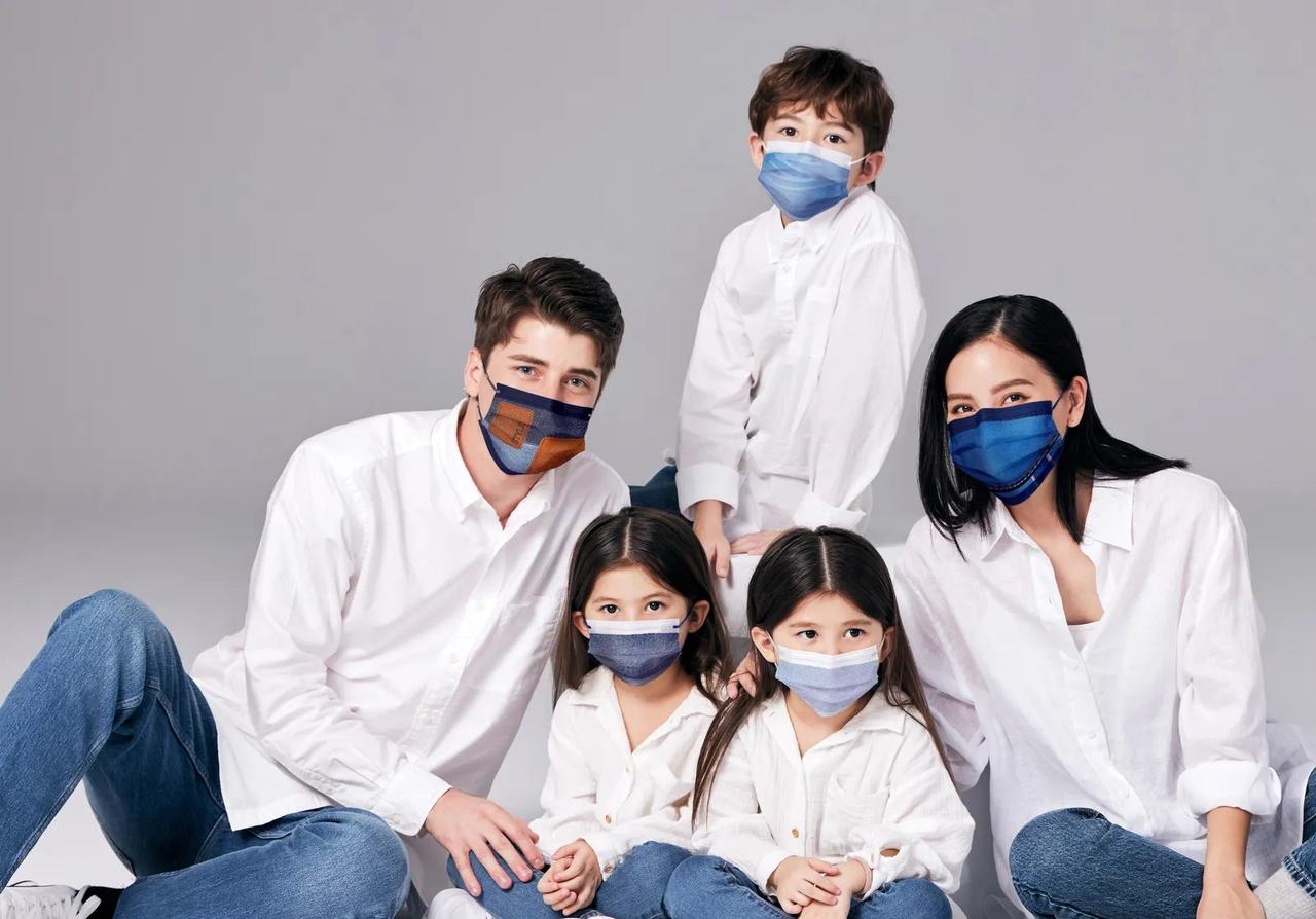 画像1: 台湾のファッショニスタが注目するジーンズスタイルのデザインマスクや熱狂的なコレクターブームを引き起こしたBVLGARIとのコラボマスクなど100点超を日本初披露