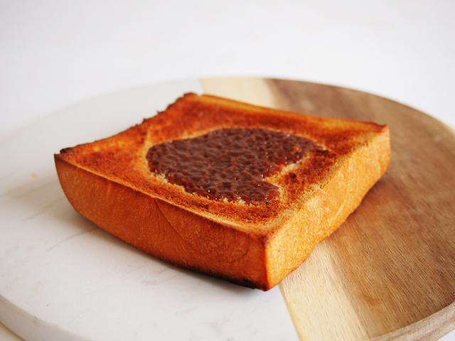 ミルクキャラメルソースが溢れ出す、驚きのスチーム食パン誕生