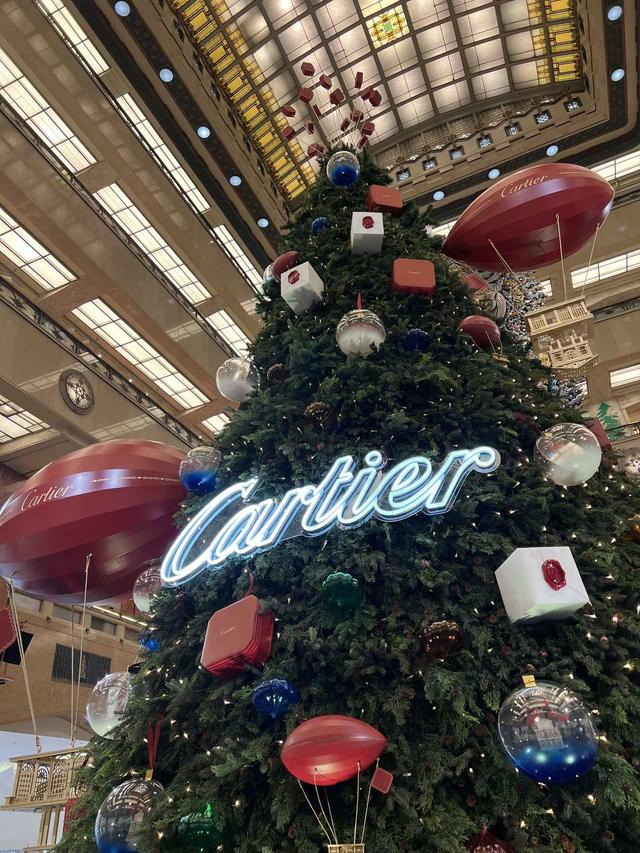 お花プレゼント♪ カルティエ クリスマスツリーが日本橋三越本店に登場