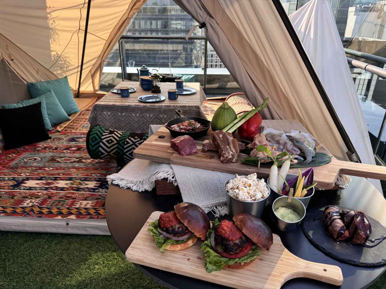 ルーフトップバー“Roof Dogs”にてホテル初のバーベキューガーデンを開催【アロフト東京銀座】 カワコレメディア