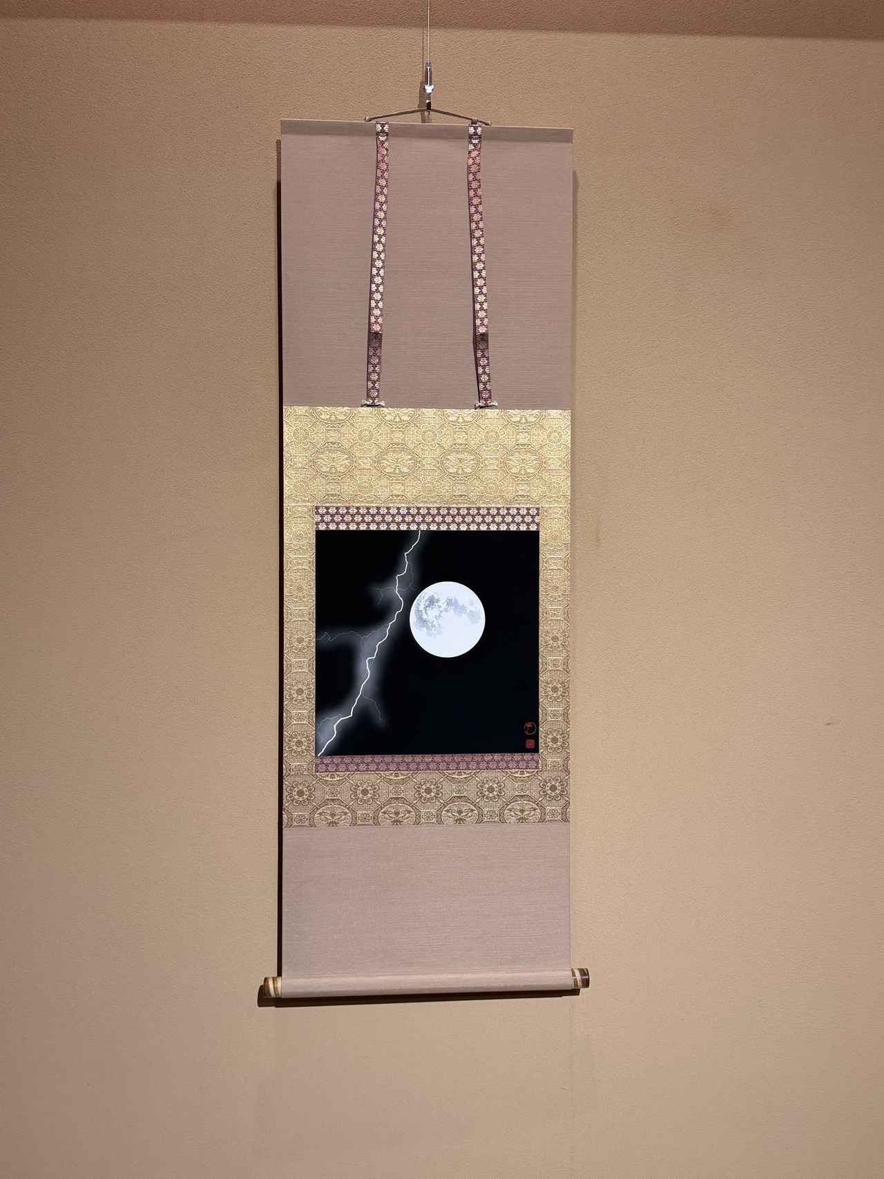 画像: 文化財建築に溶け込む月と稲妻の神秘（岩谷 晃太 作）