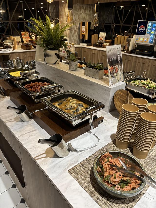 画像1: 焼きたてパンとご当地メニューが楽しめる朝食