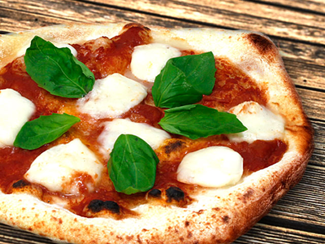 画像: マルゲリータブッファラ イタリアナポリから届けられる一口サイズの最高級モッツァレラチーズ”ボッコンチーニ”だけを使用した贅沢な一枚。 シンプルながら濃厚でミルキーな美味しさがお楽しみいただけるプレミアムなピッツァです！！