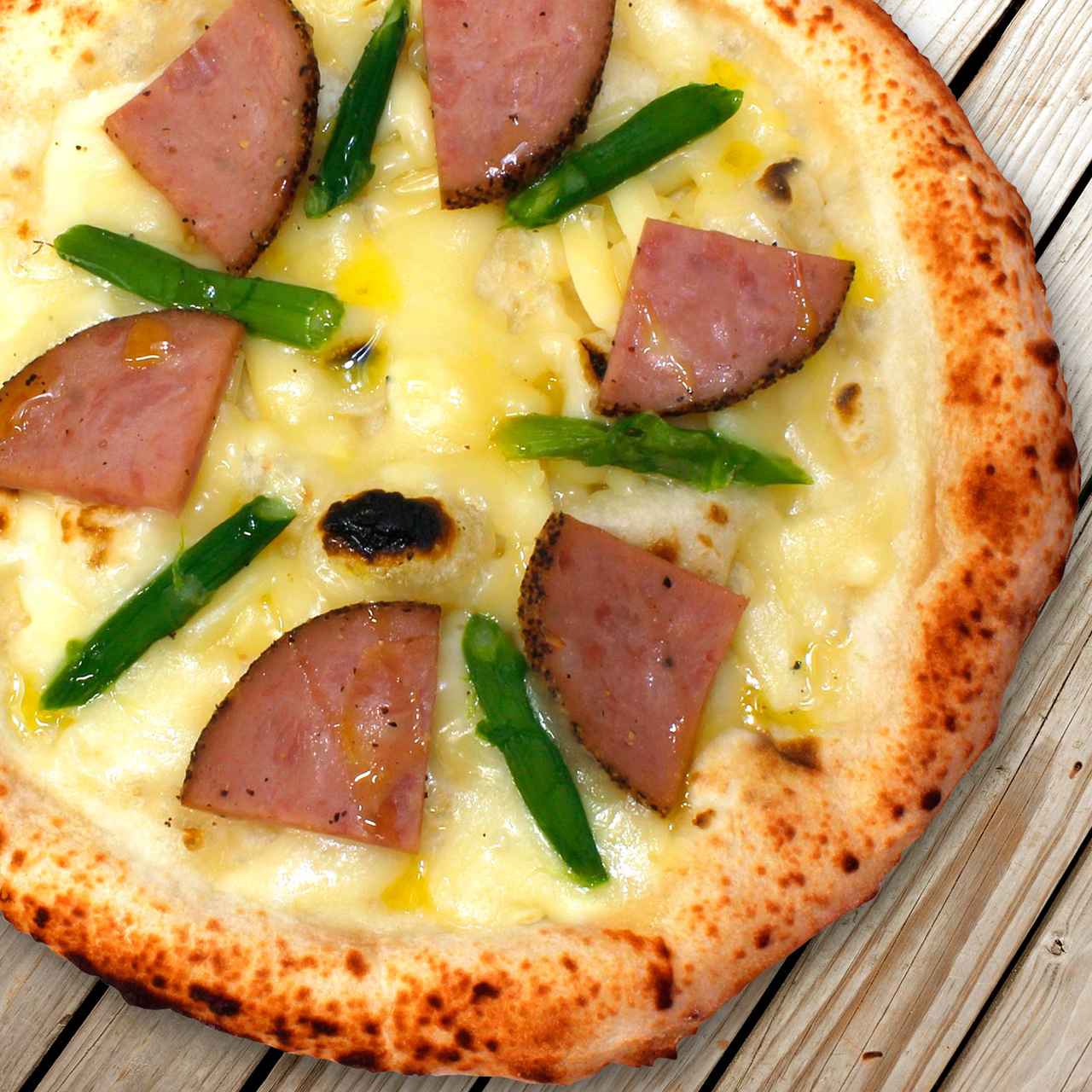 画像: アスパラとボロニアソーセージのピッツァ アスパラガスとペッパーボロニアソーセージのスパイシーさと肉の旨みが合うピッツァです。