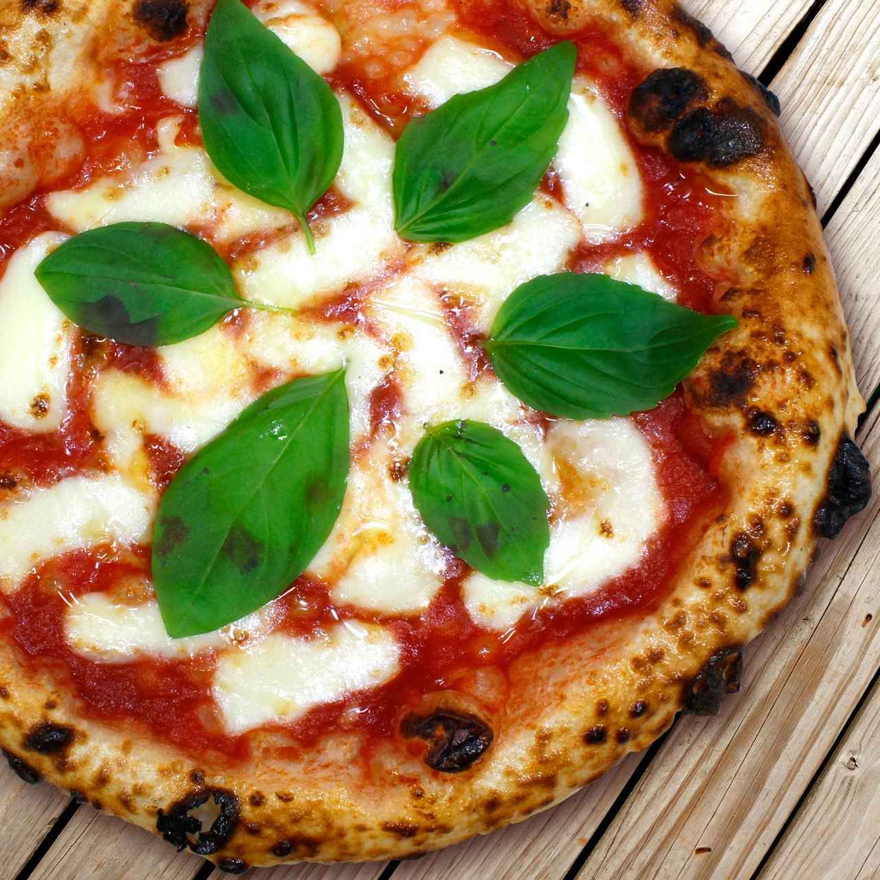 画像: マルゲリータ・ブォーノ こだわりのモッツァレラチーズとトマトソースが決め手の、当店一番人気ピッツァです。