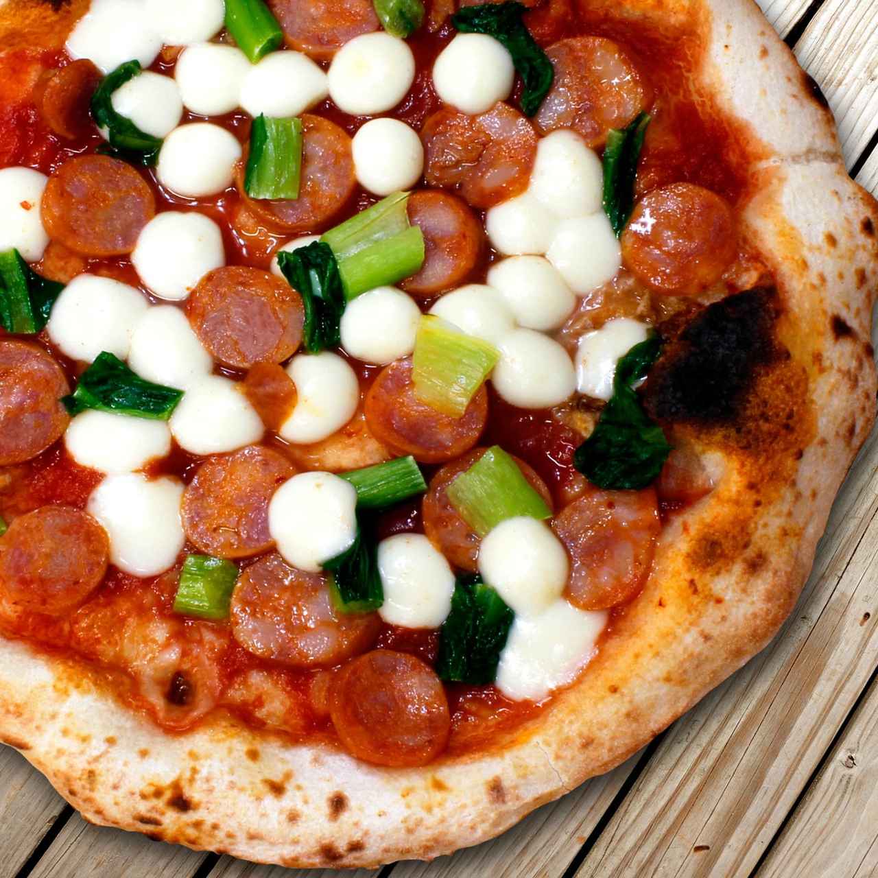 画像: 野沢菜とチョリソーのピッツァ 信州を代表する漬物『野沢菜』をトッピングしたピッツァです。