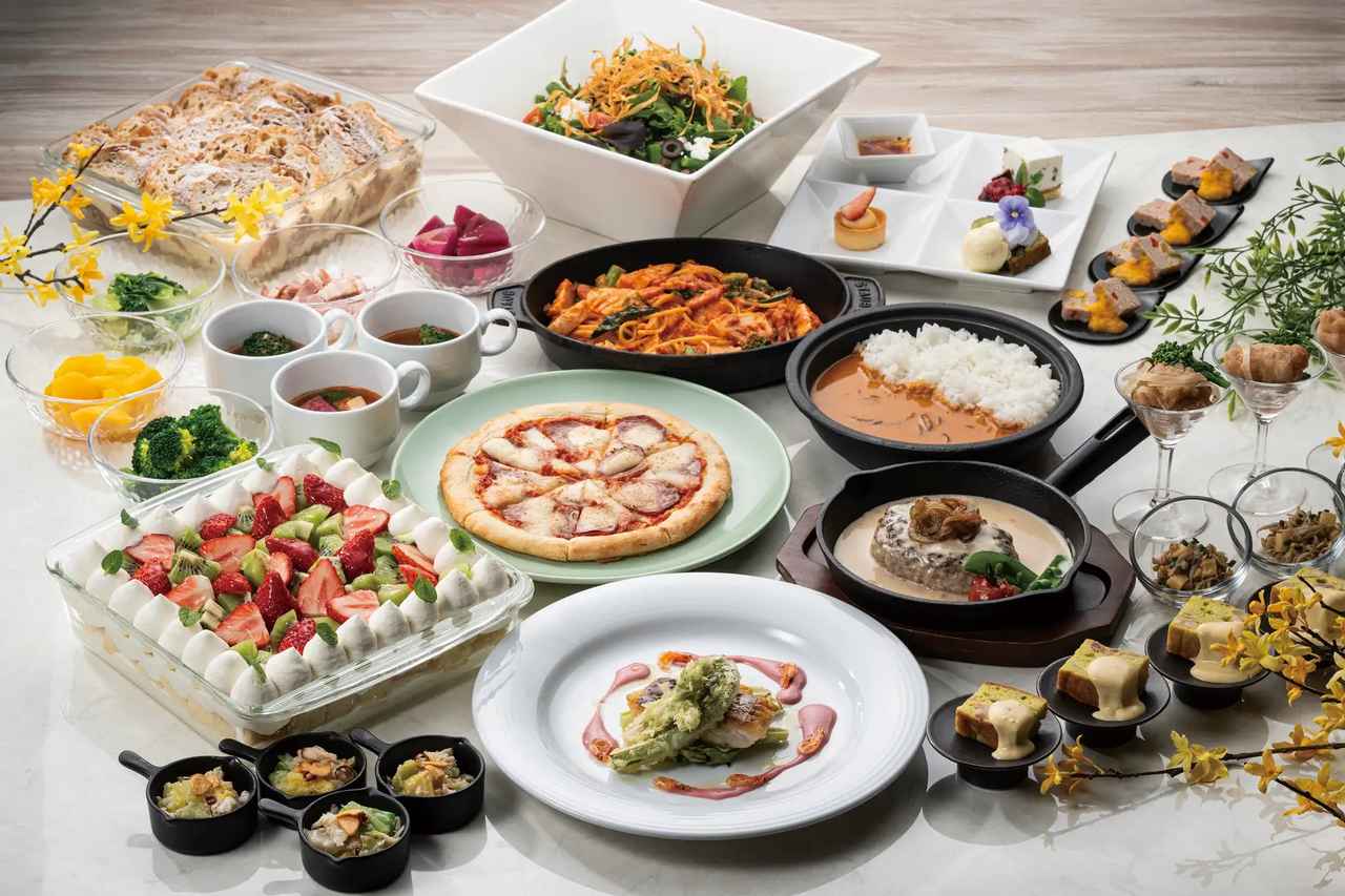 画像: 平日はマスカルポーネクリームとフルーツのスコップケーキとサステナブルパンプディングが食べ放題になる「アイコニックランチブッフェ」