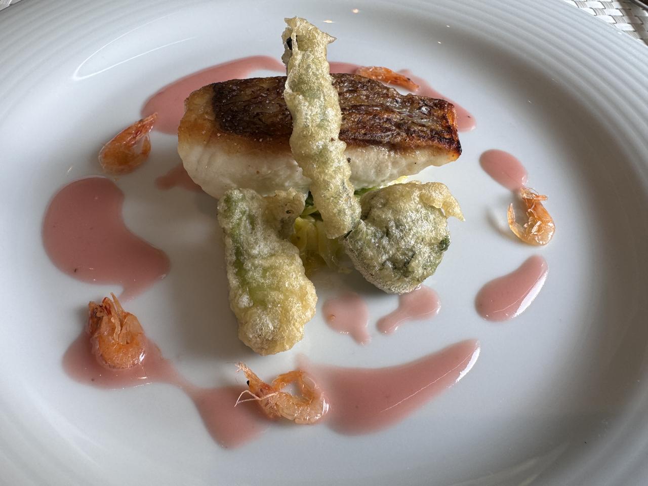 画像: 鯛のポワレ 桜えびのブールブランソース 山菜フリット添え