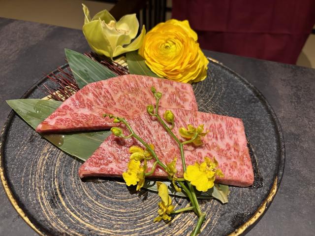 画像2: 神ユッケ 神戸牛 キャビア 金箔 生卵入り特製つけだれ