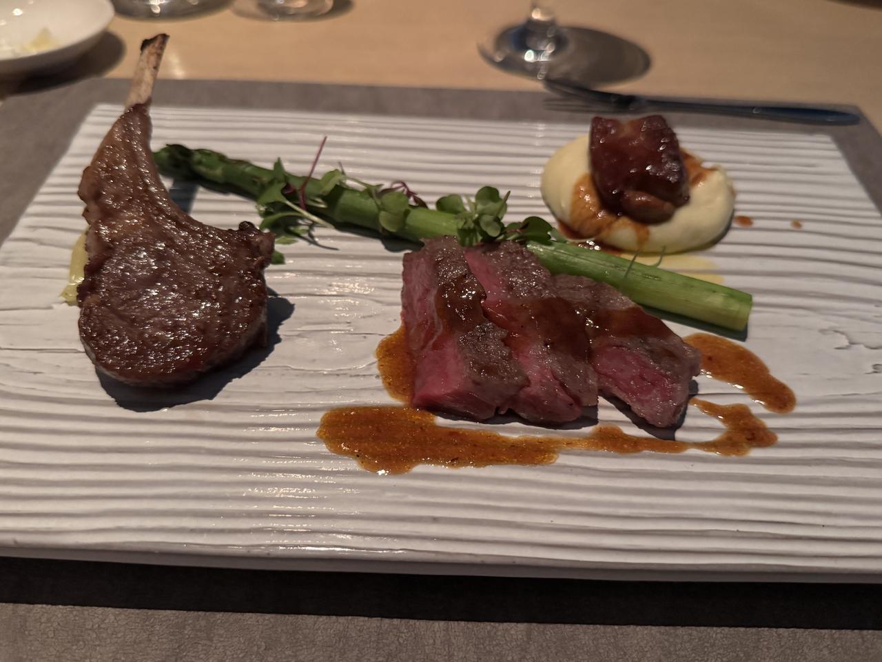 画像: メイン料理 3種肉料理盛合せ 宮崎牛　フォワグラのソテー　仔羊のバルサミコソース　グリーンアスパラガスを添えて