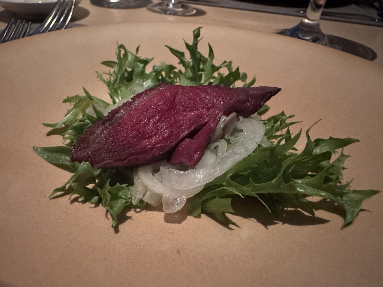 画像: 温製オードブル 青森県産「銀の鴨」と新玉ねぎのサラダ　シェリービネガー風味